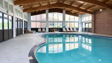 Kolam renang indoor, dengan kursi berjemur