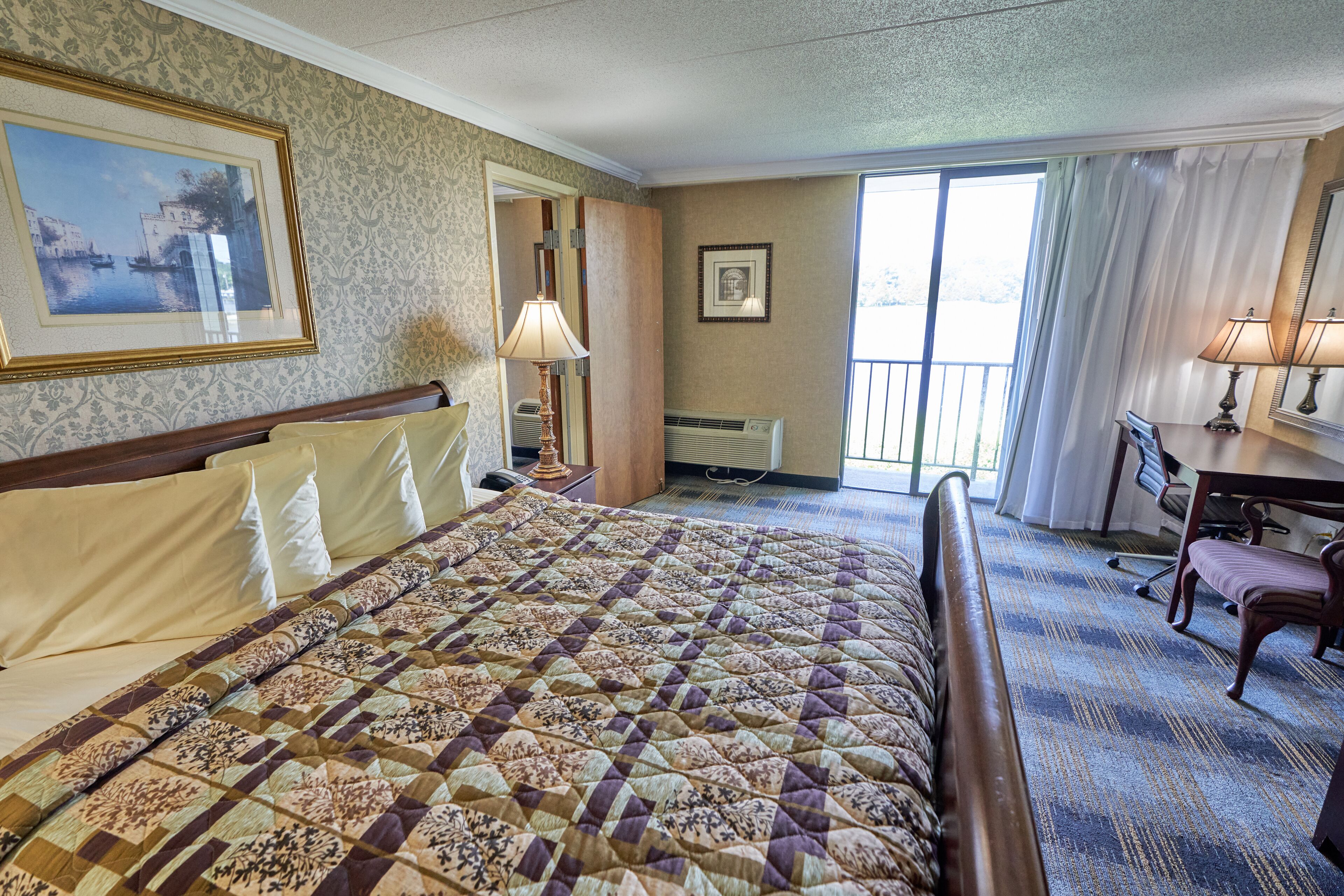 River View King Suite with Balcony and Jetted Tub | Una cassaforte in camera, una scrivania, postazione laptop