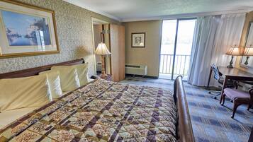 River View King Suite with Balcony and Jetted Tub | Una cassaforte in camera, una scrivania, postazione laptop
