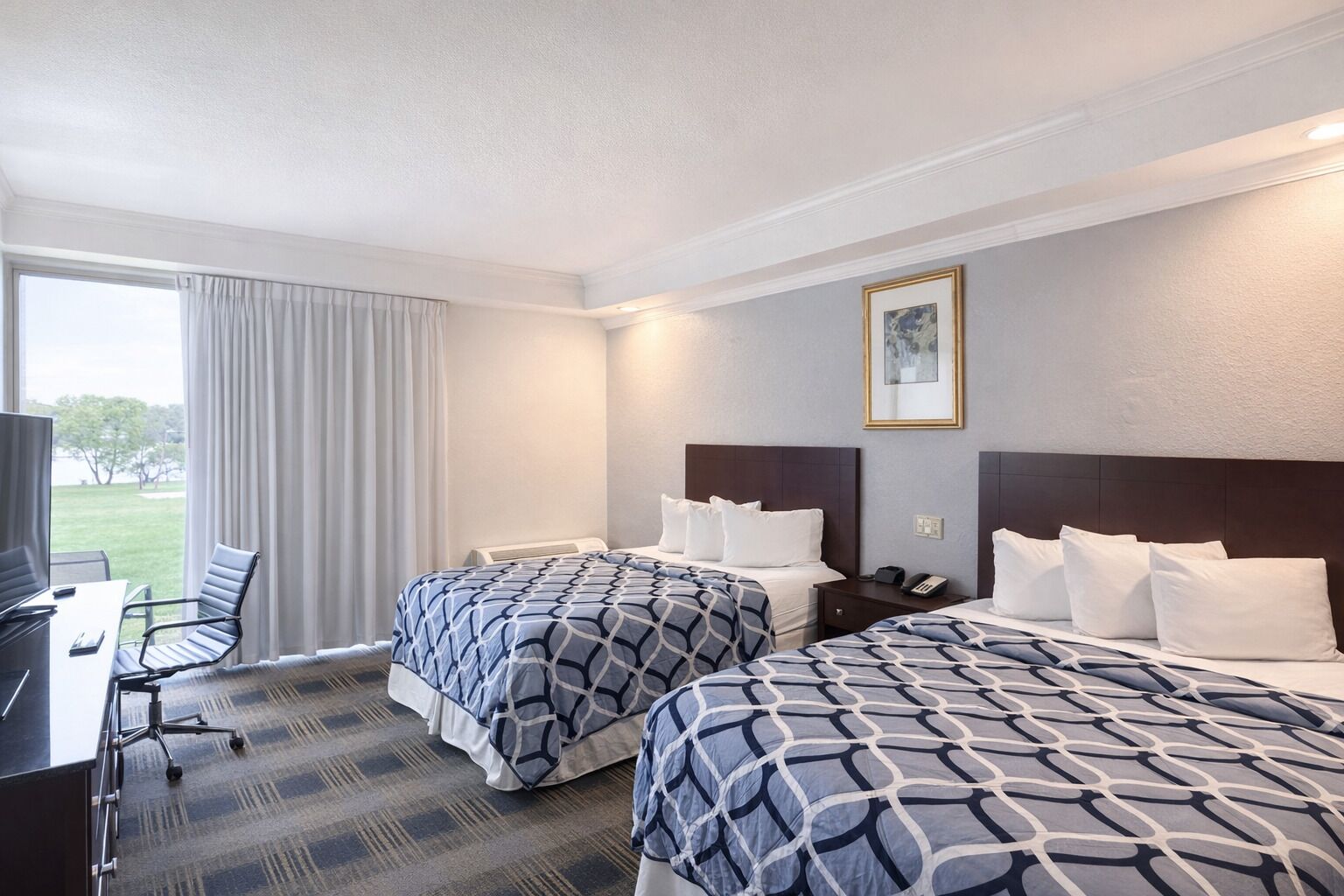 Courtyard Room, 2 Queen Beds with River-view, Non-Smoking | Coffres-forts dans les chambres, bureau