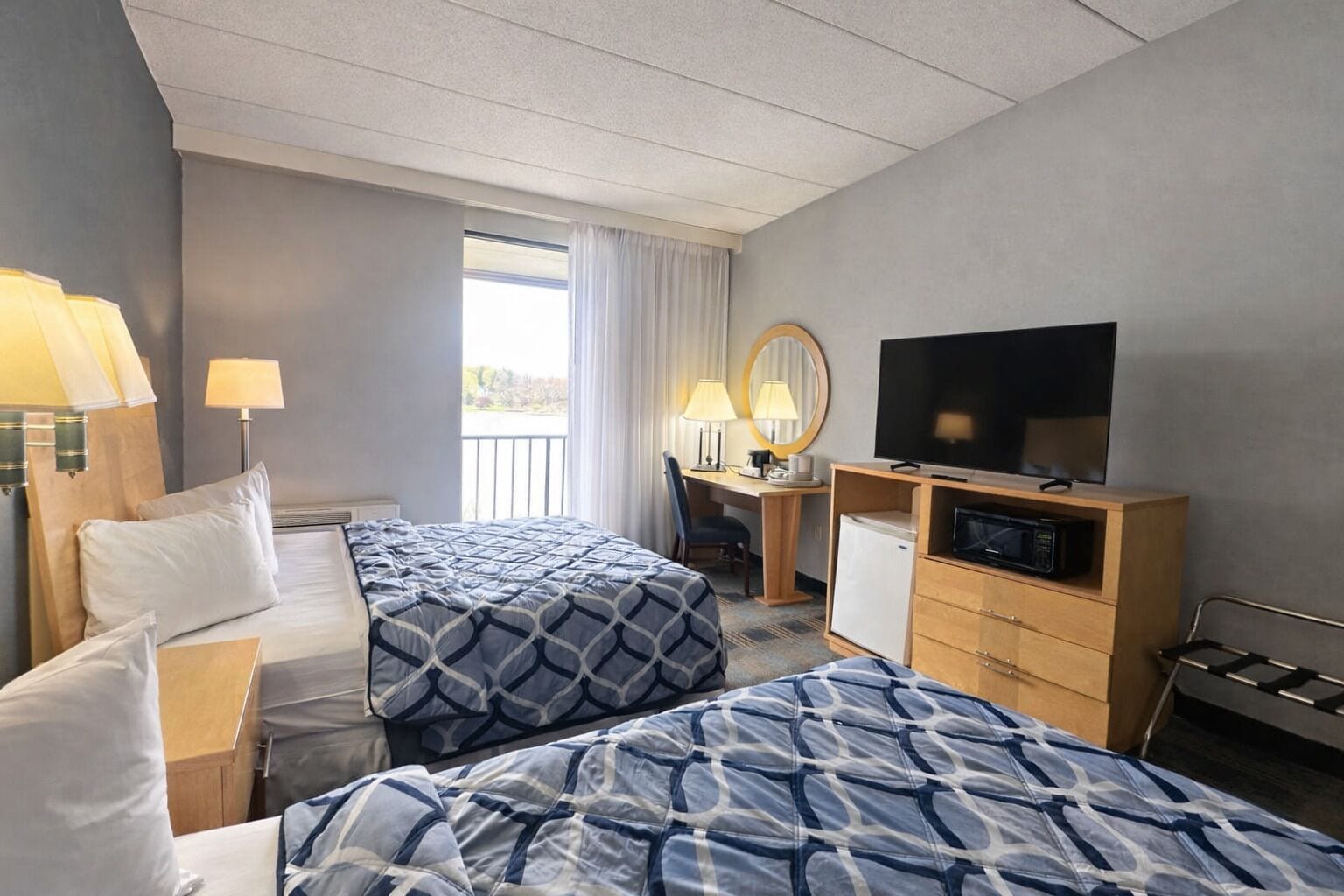 River-view Room, 2 Queen Beds with Jetted tub and Balcony, Non-Smoking | 房內夾萬、書桌、手提電腦工作空間、隔音