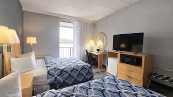 River-view Room, 2 Queen Beds with Jetted tub and Balcony, Non-Smoking | 房內夾萬、書桌、手提電腦工作空間、隔音
