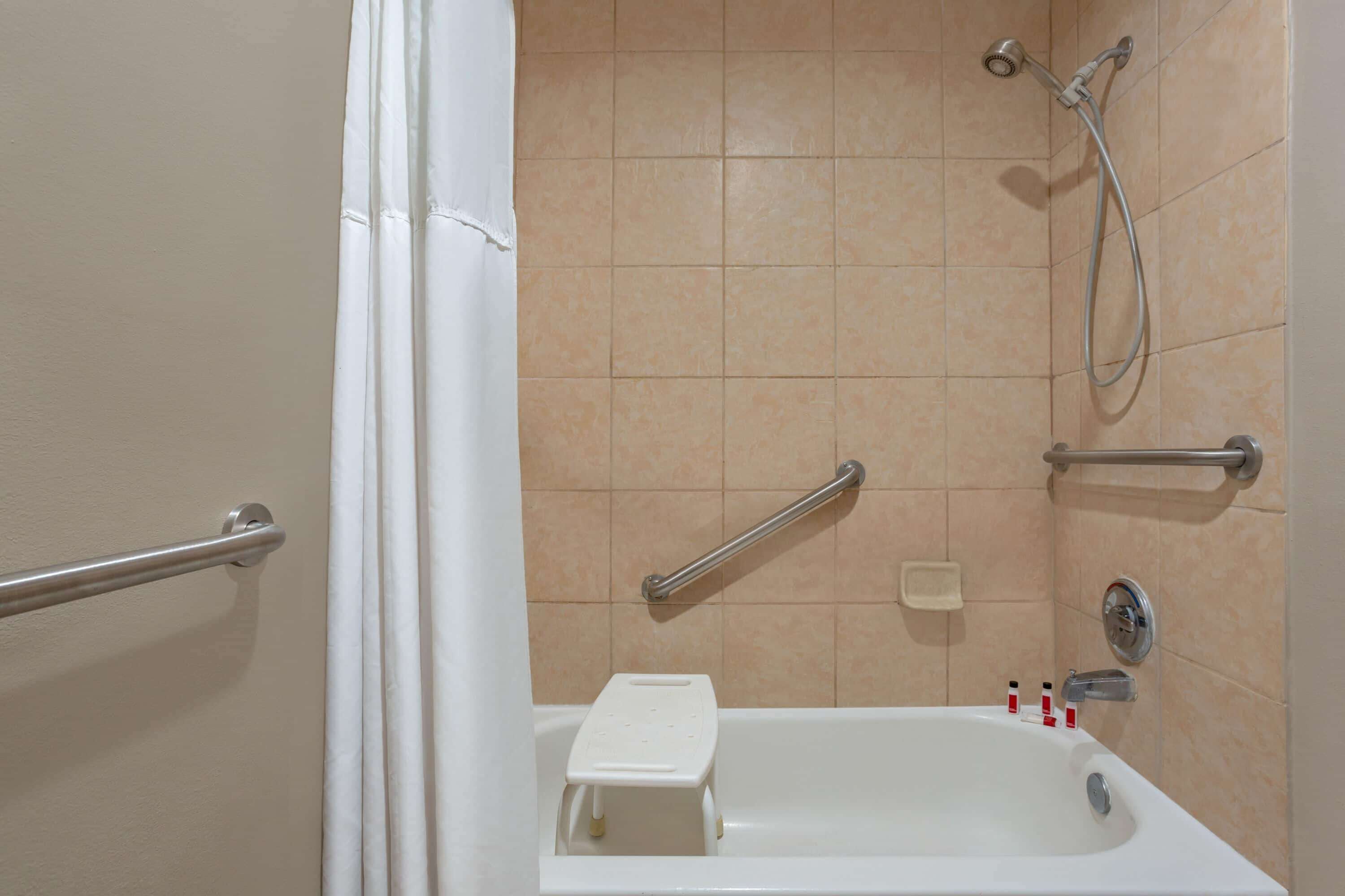 Kamar, 2 Tempat Tidur Queen, akses difabel, Bebas Asap Rokok (Mobility, Bathtub w/Grab Bars) | Kamar mandi difabel