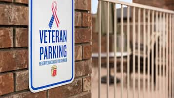 Señal que indica estacionamiento reservado para veteranos en reconocimiento a su servicio.