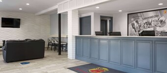 Super 8 by Wyndham Universal City