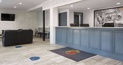 Super 8 by Wyndham Universal City