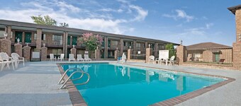 Super 8 by Wyndham Universal City