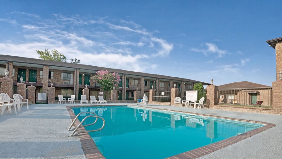 Super 8 by Wyndham Universal City