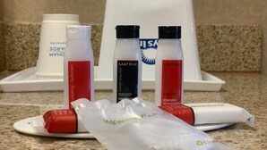 Un comptoir sur lequel sont disposés divers produits de soins personnels, notamment des flacons étiquetés « Matrix » et « Arrows ».