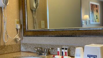 Combined shower/tub, free toiletries, hair dryer, towels