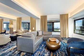 LCD TV, pay movies, MP3 dock at New York Hilton Midtown