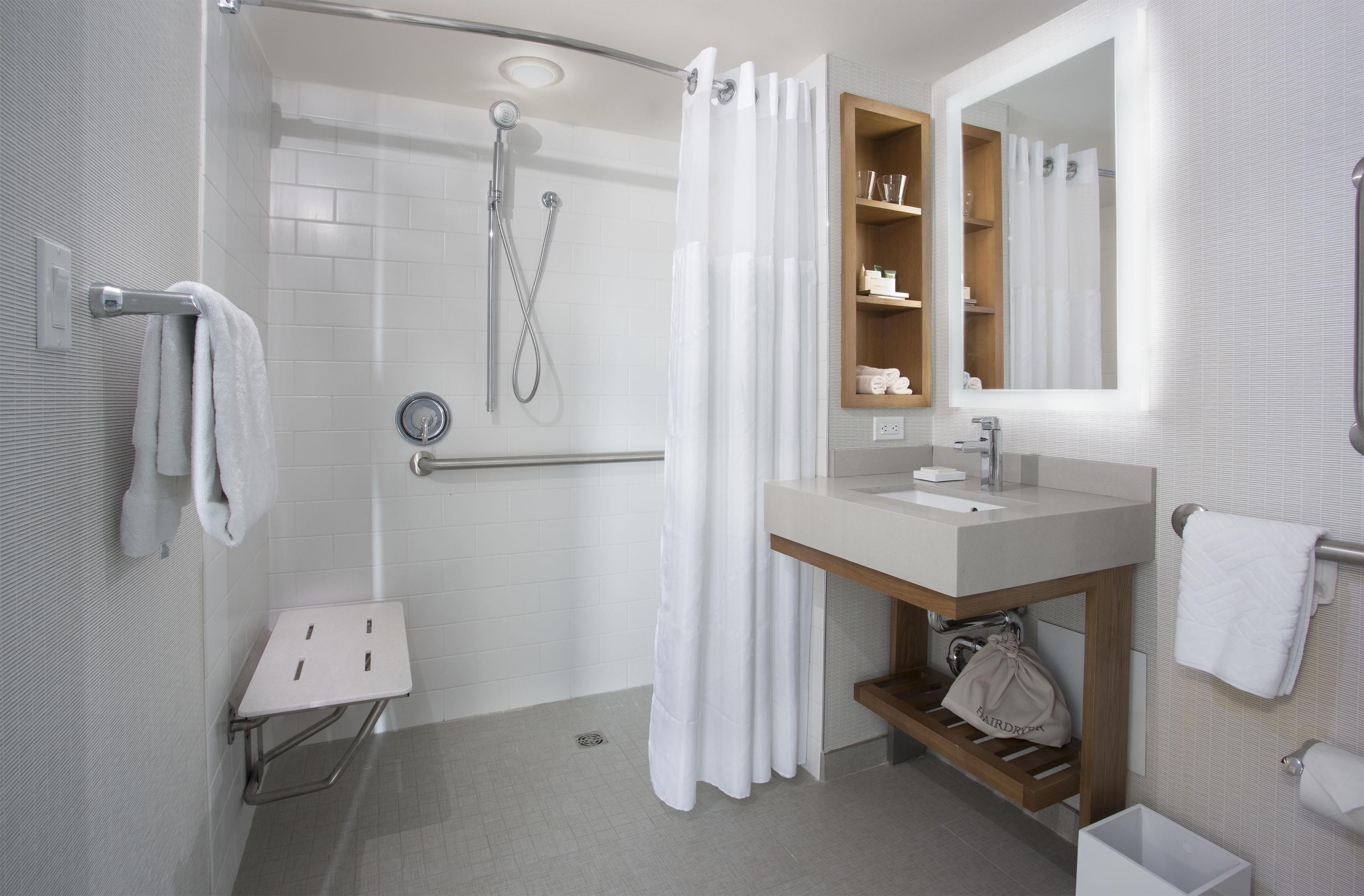 Ein modernes Badezimmer mit Dusche, Toilette und Waschbecken.