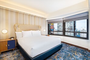 高級寝具、セーフティボックス (室内)、デスク、遮光カーテン