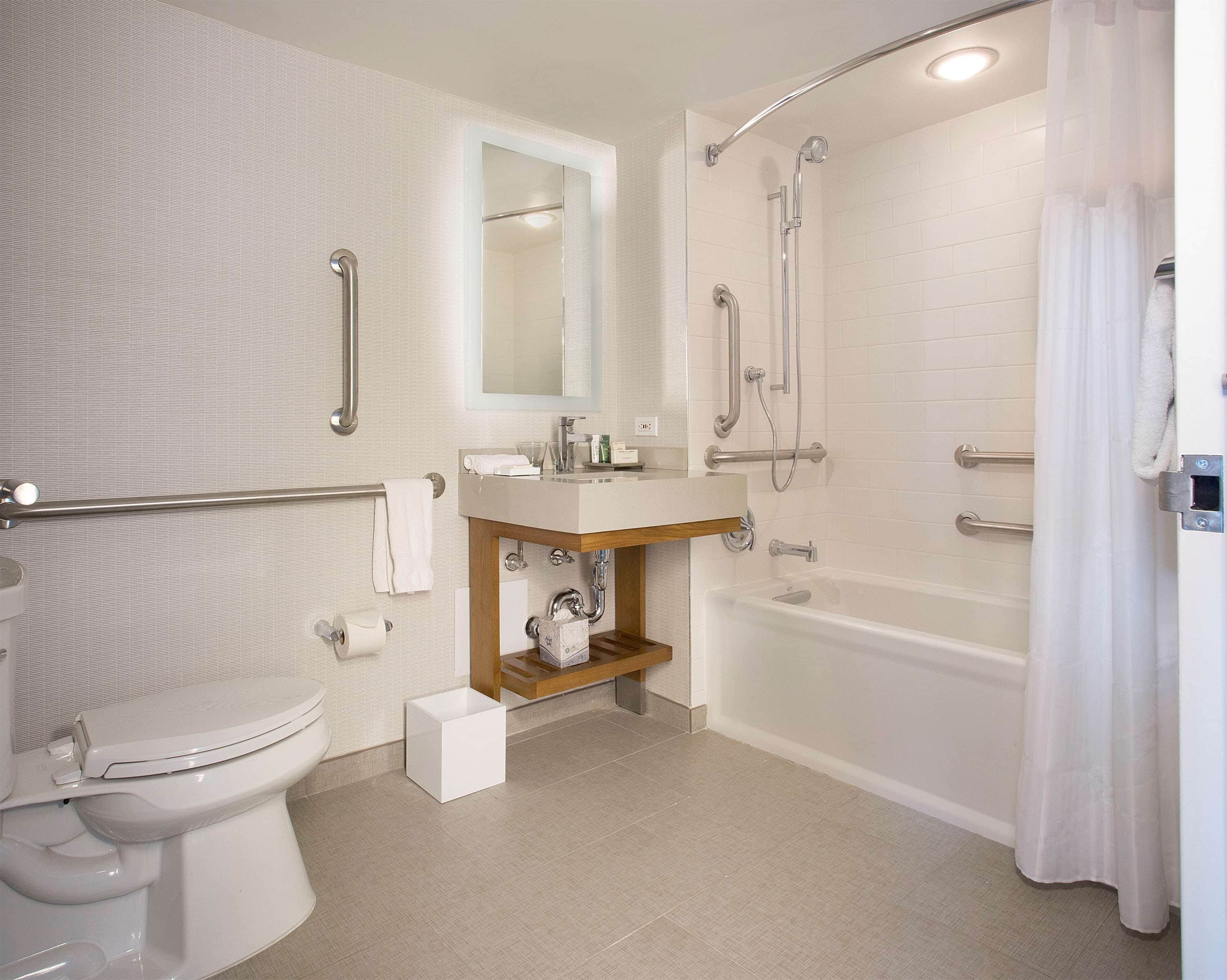 Un baño moderno con inodoro, lavabo y ducha.