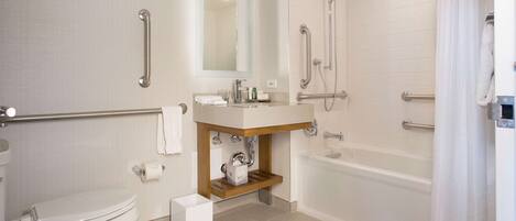 Un baño moderno con inodoro, lavabo y ducha.