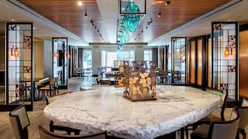 2 restaurantes, se sirven desayunos, comidas, cenas y cocina americana