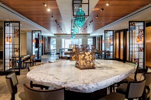 2 restaurants; breakfast, lunch, and dinner served - New York Hilton Midtown (New York)