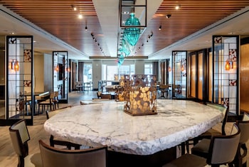 2 restaurants, breakfast, lunch, dinner served; American cuisine at New York Hilton Midtown