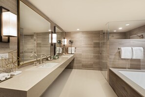 Amenidades de baño de diseñador, secadora de cabello, toallas 