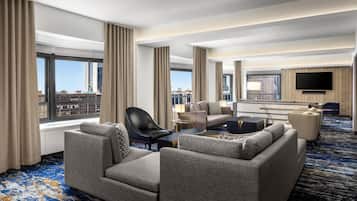 Suite presidencial, 1 cama King size, en esquina | Área de sala de estar | Televisión LCD, películas con cargo y estación para reproductor de MP3
