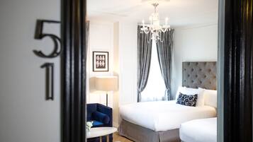 Chambre, 2 lits doubles | Draps en coton égyptien, literie de qualité, couette en duvet