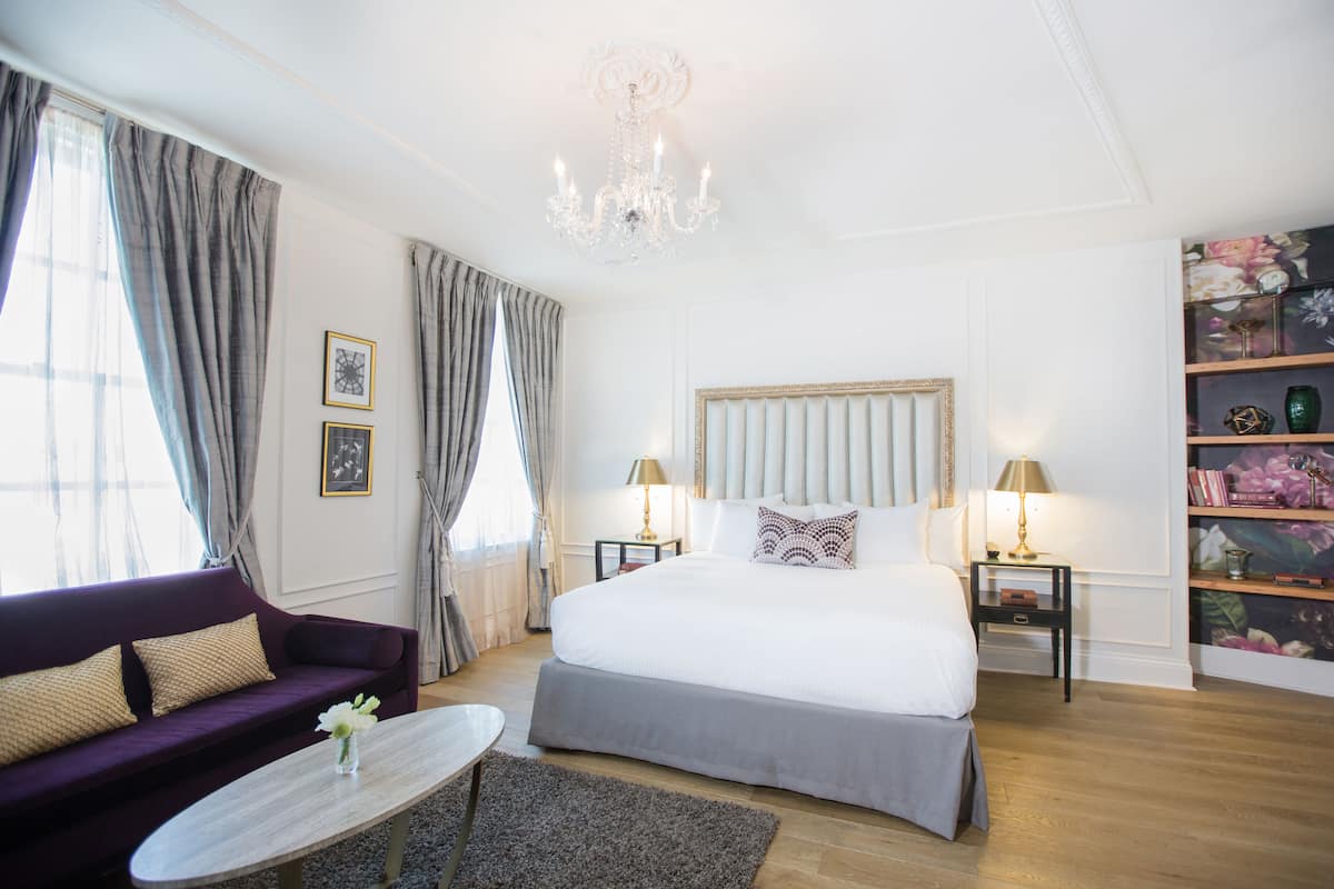 1 bedroom, Egyptian cotton sheets, premium bedding, down comforters