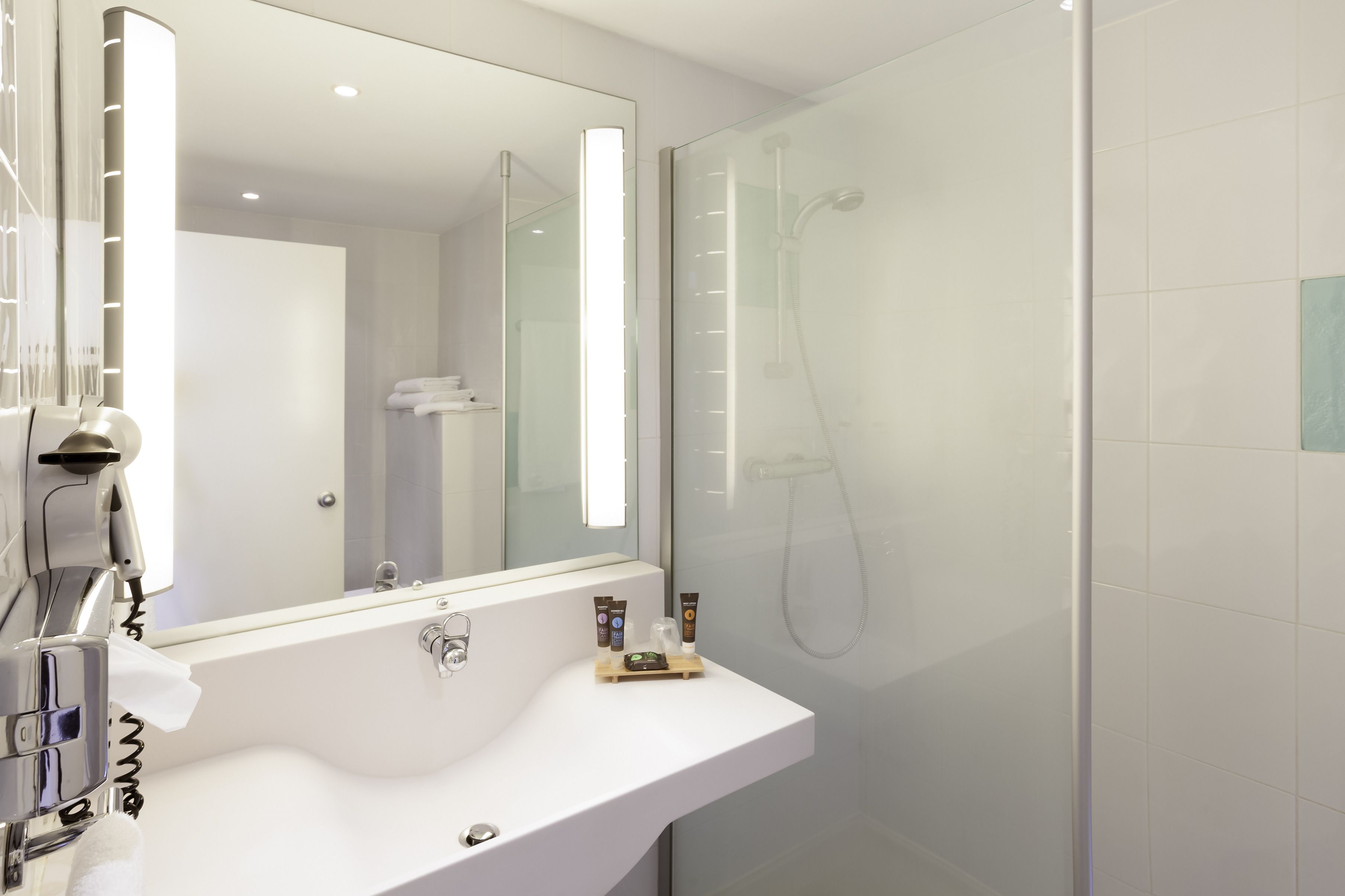 combined shower/bathtub, eco-friendly toiletries, hair dryer, towels