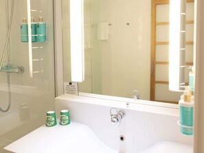 Hypo-allergenic bedding, desk, laptop workspace, blackout curtains - Novotel Manchester West (Manchester)