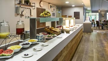 供应早餐、午餐和晚餐