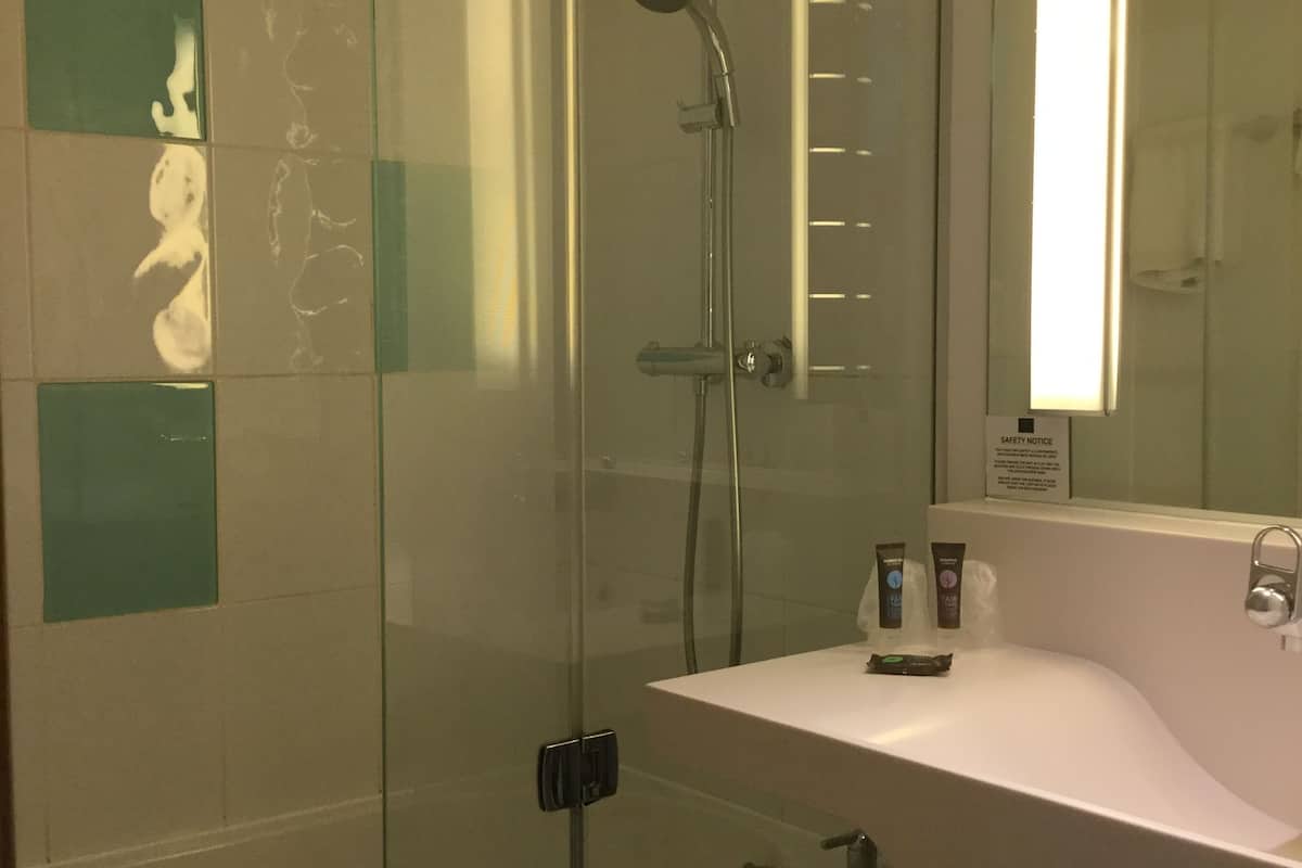 standard room, 1 queen bed | bathroom | combined shower/bathtub, eco-friendly toiletries, hair dryer, towels