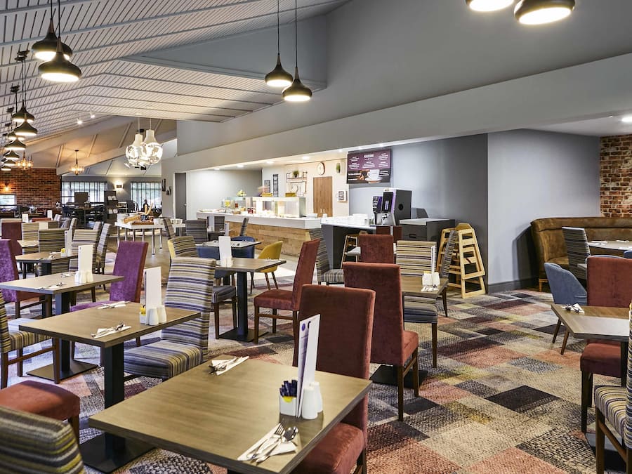 Melayani sarapan, makan siang, dan makan malam