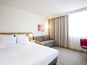 Executive Room, 1 Queen Bed with Sofa bed | Hypo-allergenic bedding, desk, laptop workspace, blackout drapes