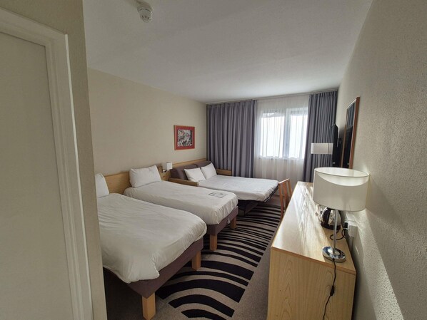 Hypo-allergenic bedding, desk, laptop workspace, blackout curtains - Novotel Manchester West (Manchester)