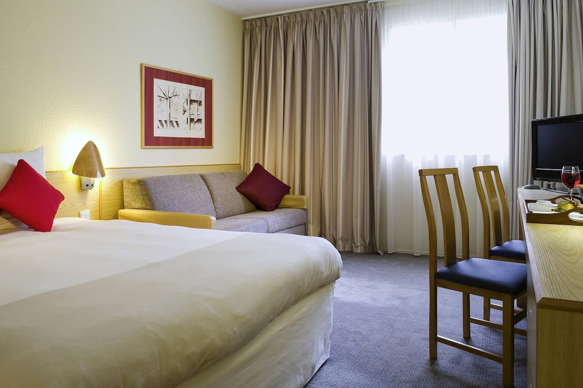 Superior room with queen bed and sofa bed