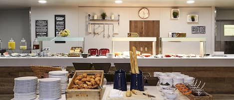 每日供应自助式早餐(需付费)