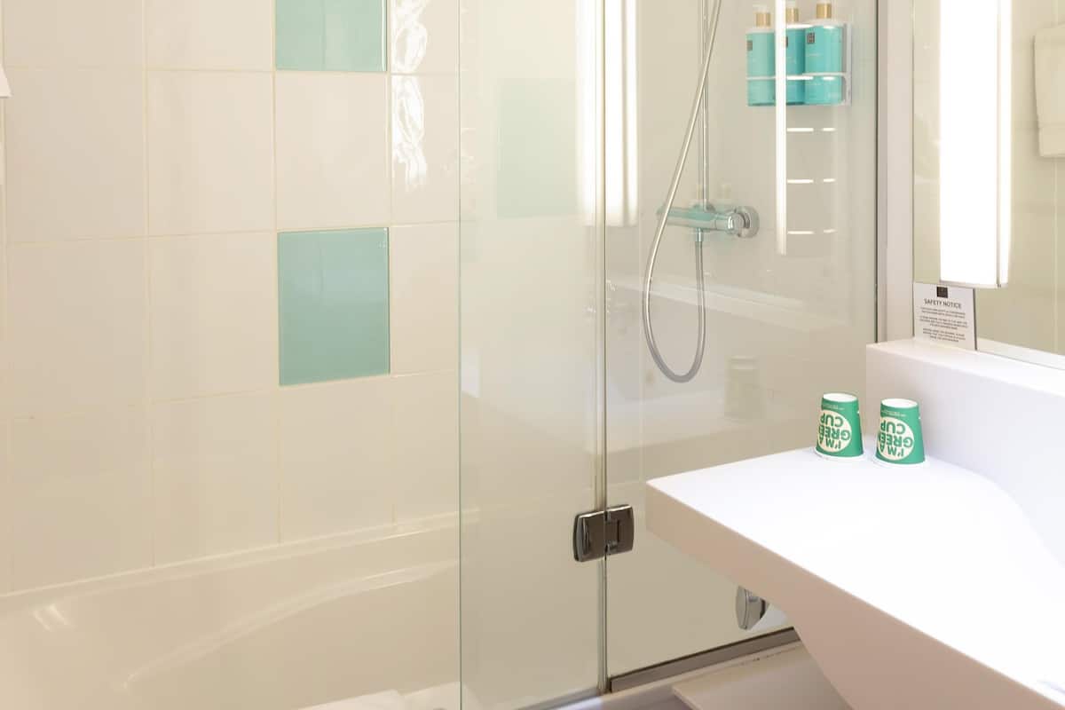 Ropa de cama hipoalergénica y escritorio