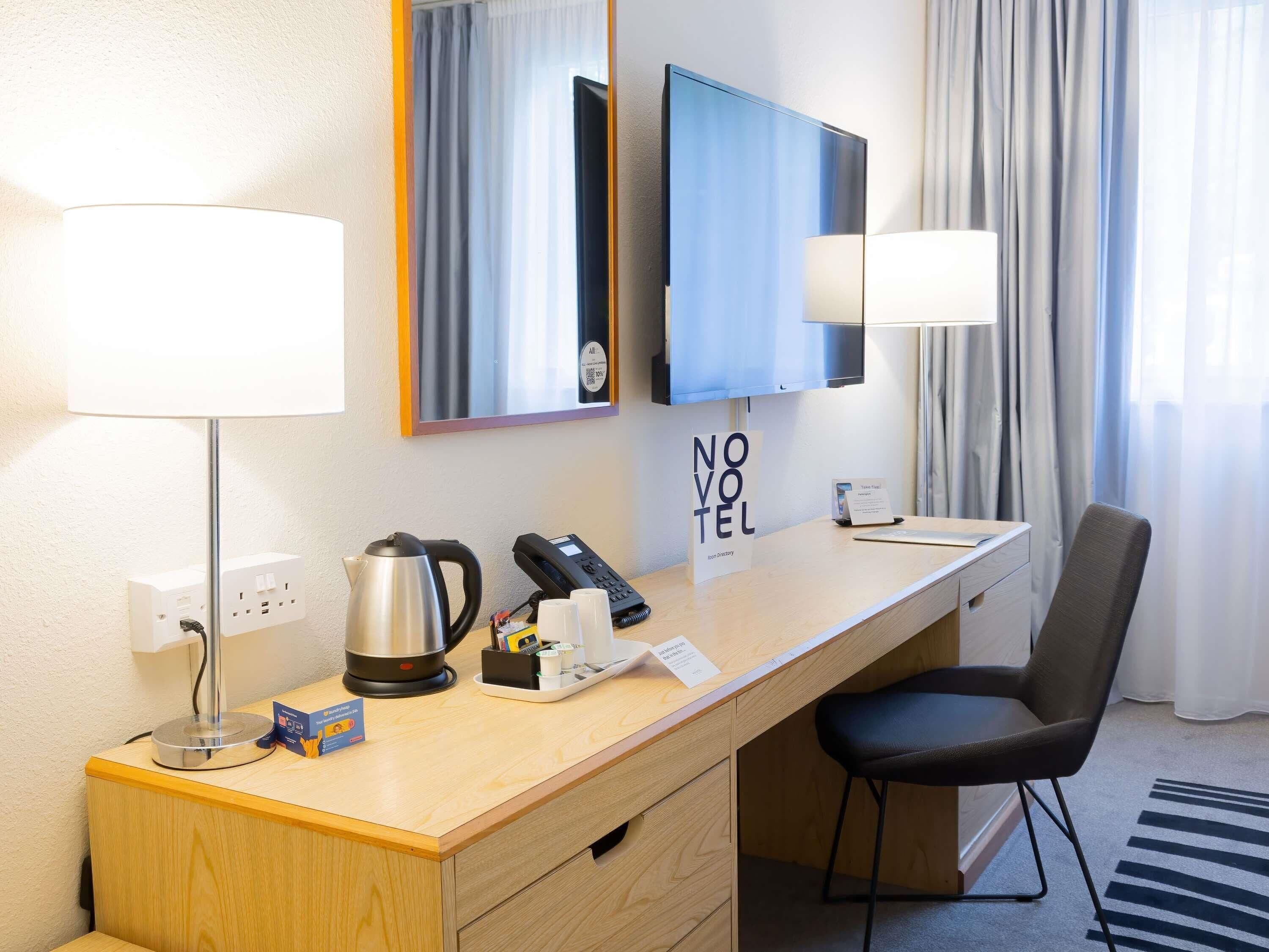 Standard-huone (1 Zipped Double Bed) | Allergiatestatut vuodevaatteet, työpöytä