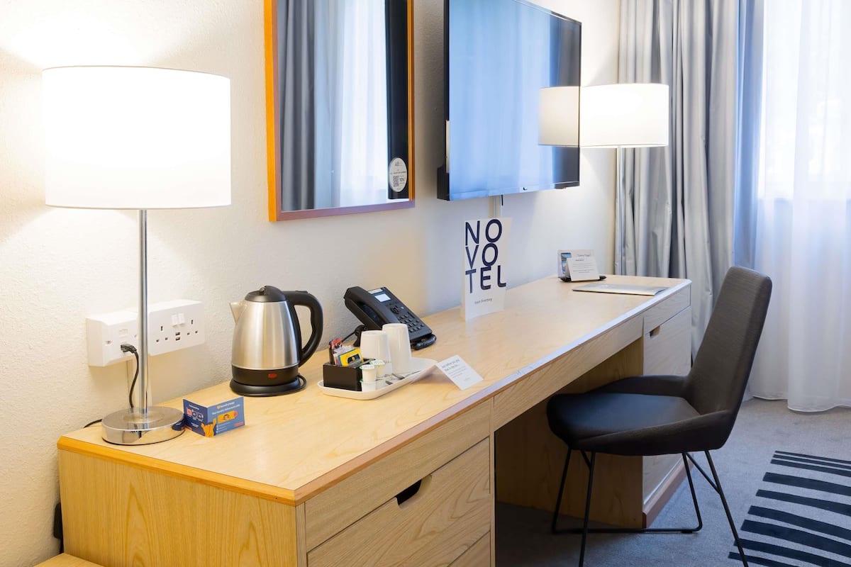 Standardrum (1 Zipped Double Bed) | Allergitestade sÀngklÀder, skrivbord och arbetsyta för laptop