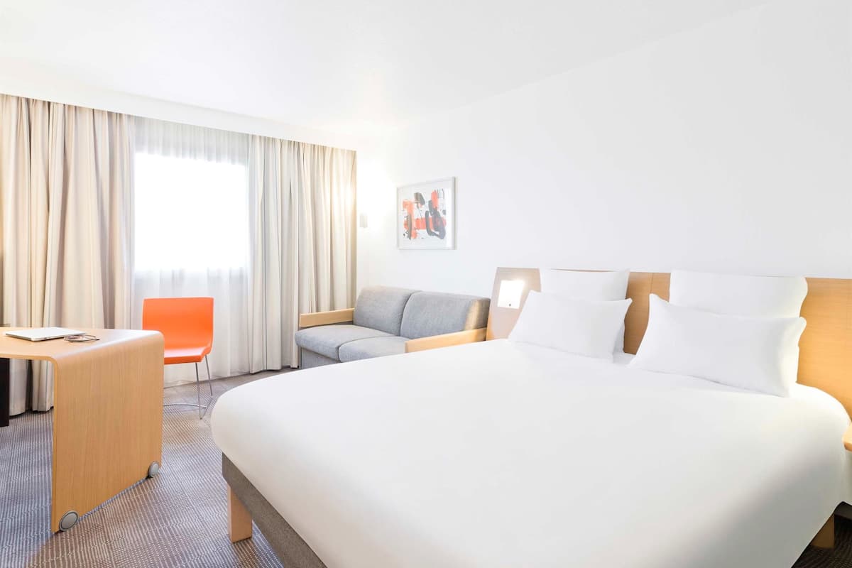 standard room, 1 queen bed | hypo-allergenic bedding, desk, laptop workspace, blackout curtains