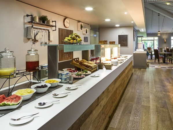 Serveert ontbijt, lunch en diner