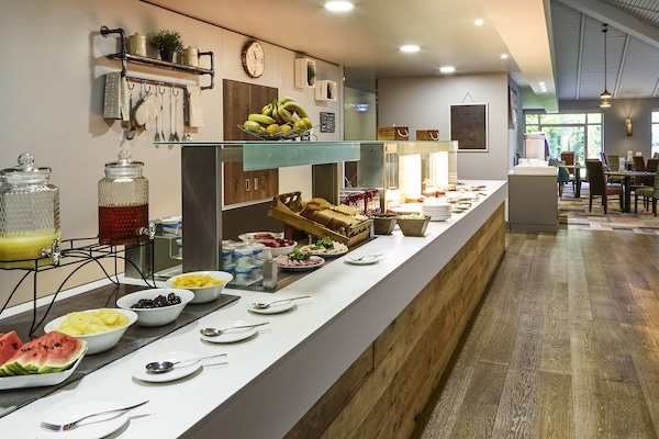 S'hi serveixen esmorzars, dinars i sopars