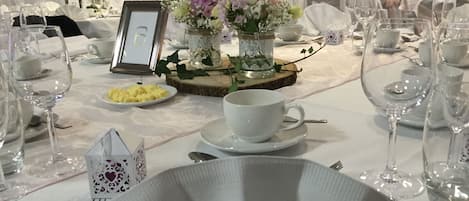 Petit déjeuner, déjeuner et dßner servis sur place
