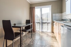 Classic-Studio | Eigene Kochnische | Kühlschrank, Mikrowelle, Wasserkocher mit Kaffee-/Teezubehör