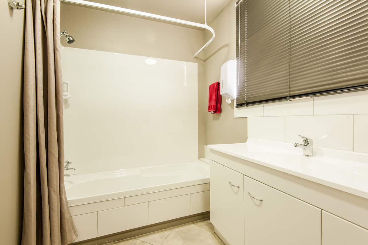 Apartment, 2 Bedrooms | Bathroom | Hair dryer, towels, soap, shampoo