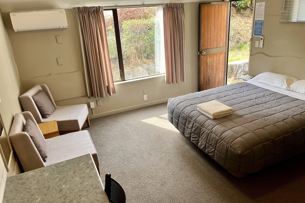 Classic Studio | 1 bedroom, laptop workspace, soundproofing, iron/ironing board