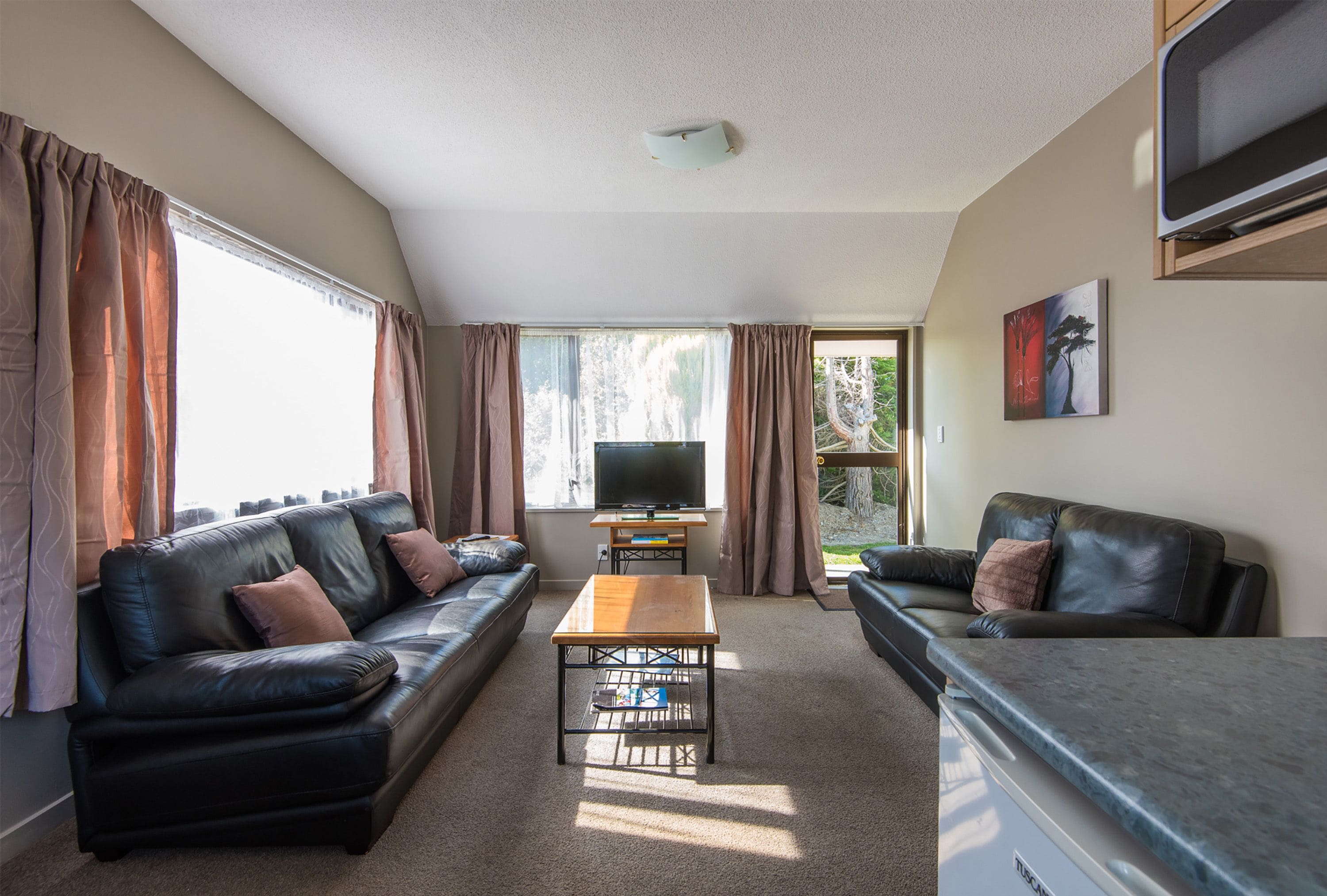 Apartment, 2 Bedrooms | Living room | 32-inch flat-screen TV with satellite channels, TV, books