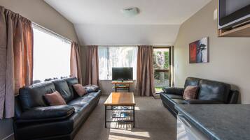 Apartment, 2 Bedrooms | Living room | 32-inch flat-screen TV with satellite channels, TV, books