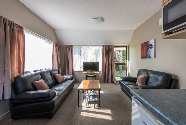 Apartment, 2 Schlafzimmer | Wohnzimmer | 32-Zoll-Flachbildfernseher mit Satellitenempfang, Fernseher, Bücher