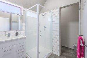 Apartment, 1 Bedroom | Bathroom | Hair dryer, towels, soap, shampoo - Manuka Crescent Motel (Wanaka)