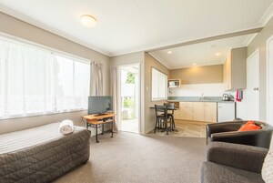 公寓, 1 间卧室 | 起居区 | 32-英寸纯平电视（配备卫星频道）、电视、书